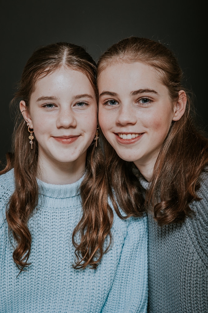 Dubbelportret Friesland. Portretfotografie van twee zusjes door fotograaf Nickie Fotografie uit Dokkum.