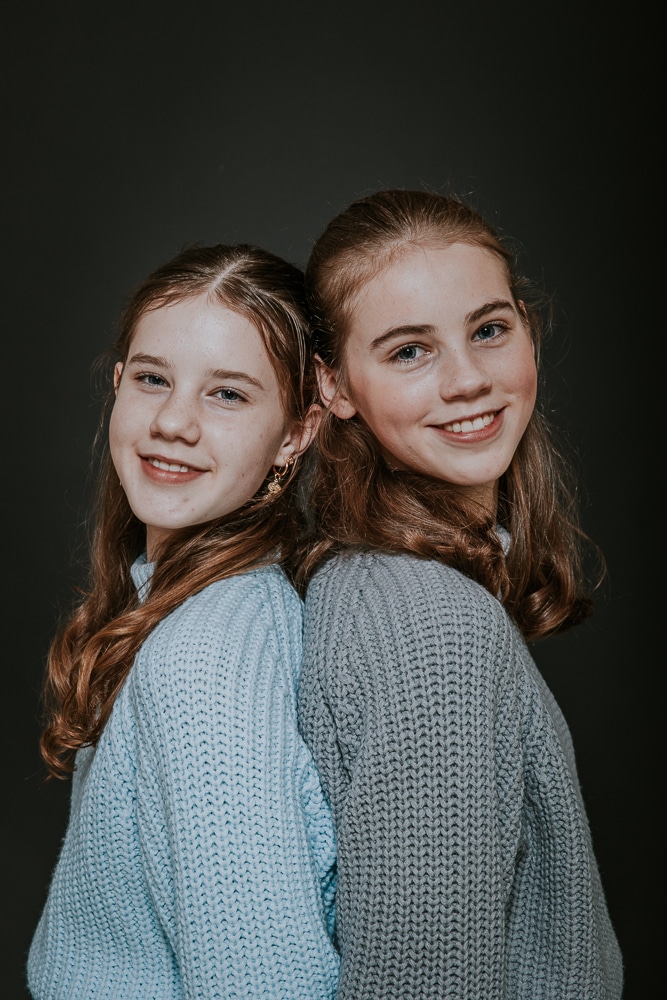 Studio dubbelportret van twee puber zusjes door fotograaf NIckie Fotografie uit Dokkum, Friesland.