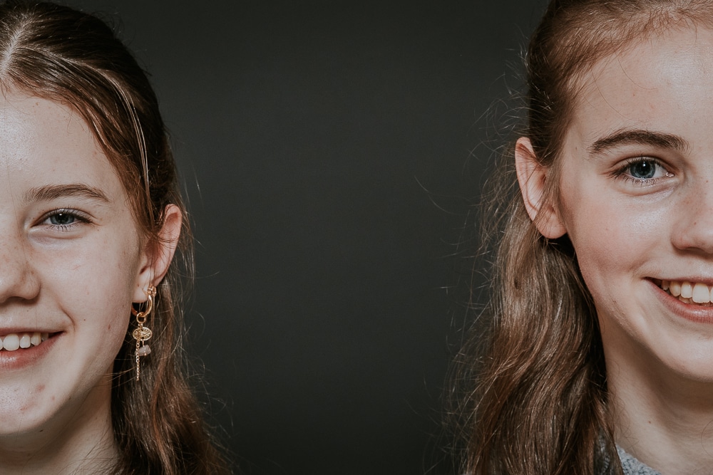 Kinderportretfotografie door fotograaf Nickie Fotografie. Twee halve gezichten van twee zussen.