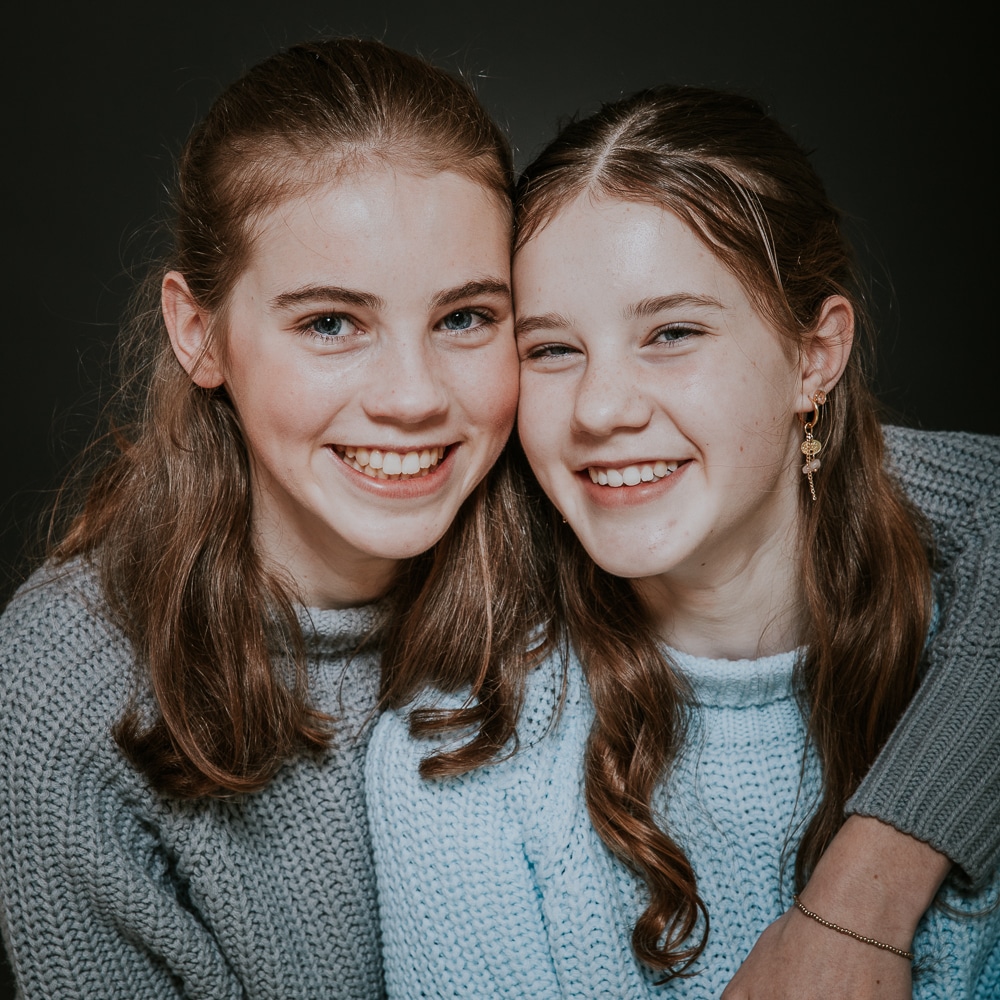 Dubbelportret van twee tienerzussen bij fotograaf Nickie Fotografie uit Dokkum, Friesland.