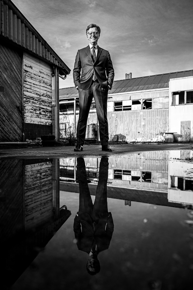 Portretfotografie Friesland door fotograaf Nickie Fotografie uit Dokkum. Stoer zwart-wit portret van man in pak in urbex omgeving.