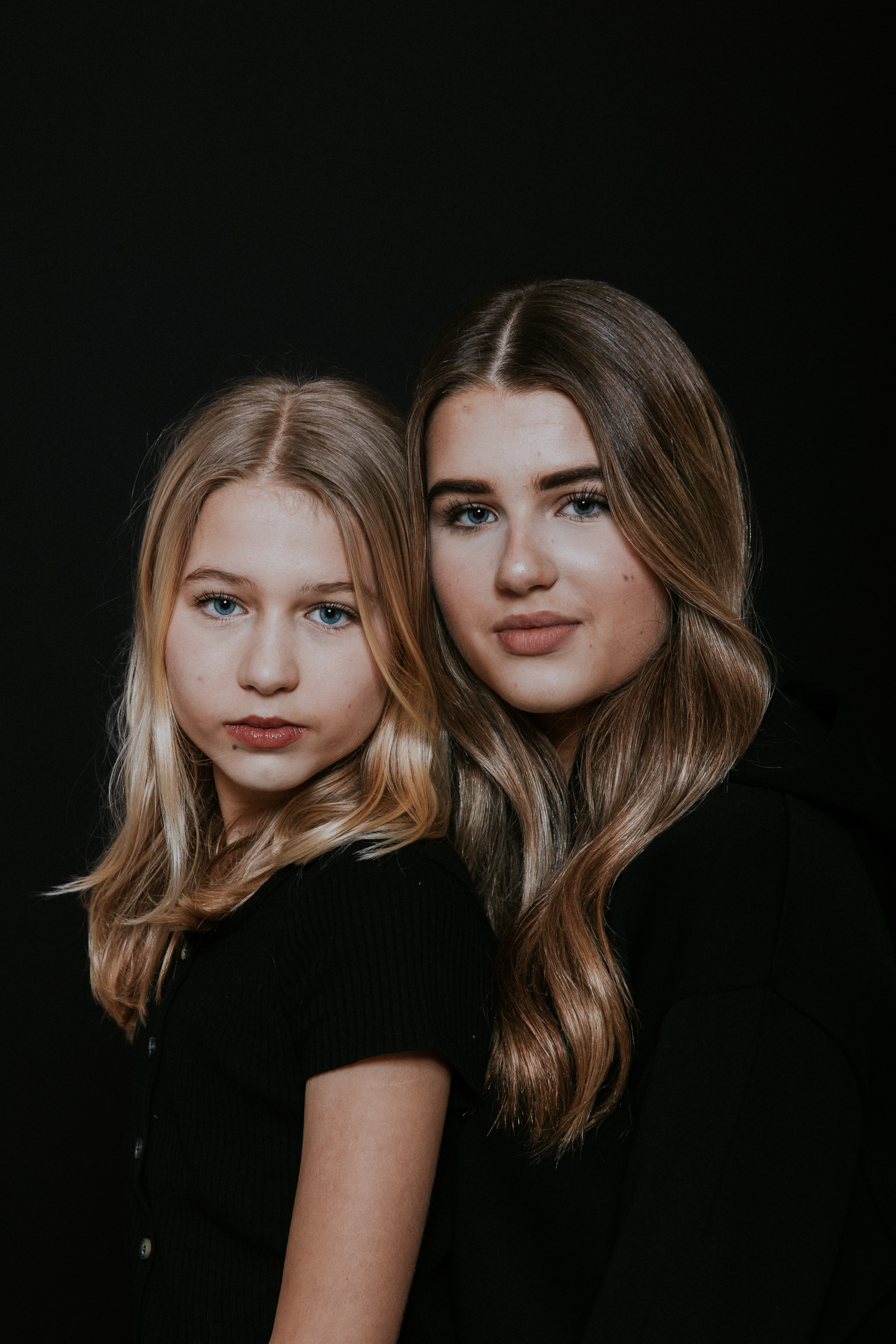Dubbelportret van 2 zussen in het zwart gekleed door fotograaf Nickie Fotografie uit Friesland, Dokkum.