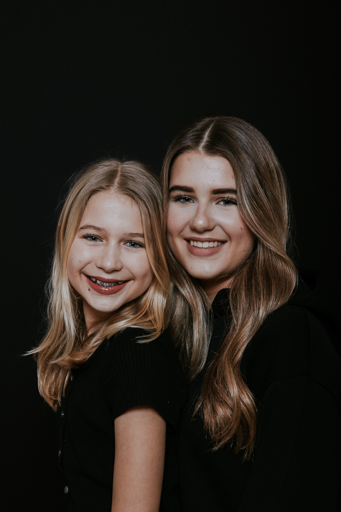 Studio dubbelportret van twee puber zussen door fotograaf Nickie Fotografie uit Dokkum, Friesland.