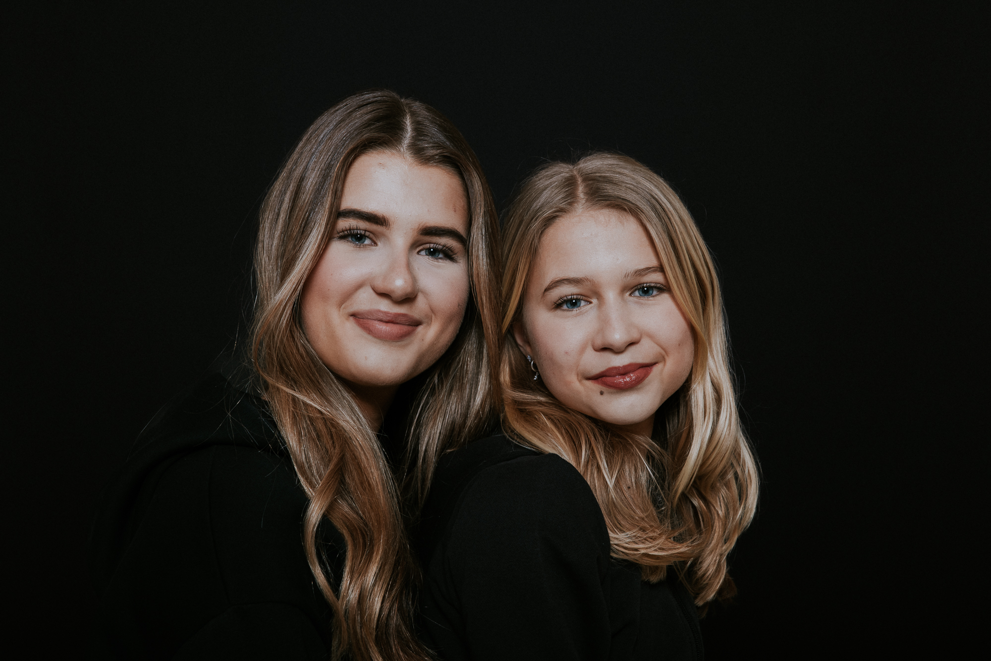 Studioportret van twee zusjes door fotograaf Nickie Fotografie.