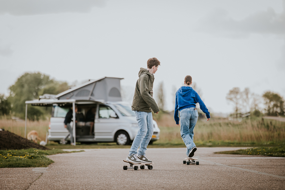 Ons gezin in de camper. Skateboarden/longboarden bij Eeltsjemar. Gezinsshoot door fotograaf Nickie Fotografie uit Friesland.