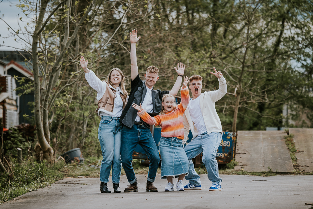 Gezinsshoot Kollumerzwaag. Vrolijke en spontane foto van de kinderen van het gezin door fotograaf NIckie Fotografie uit Friesland.