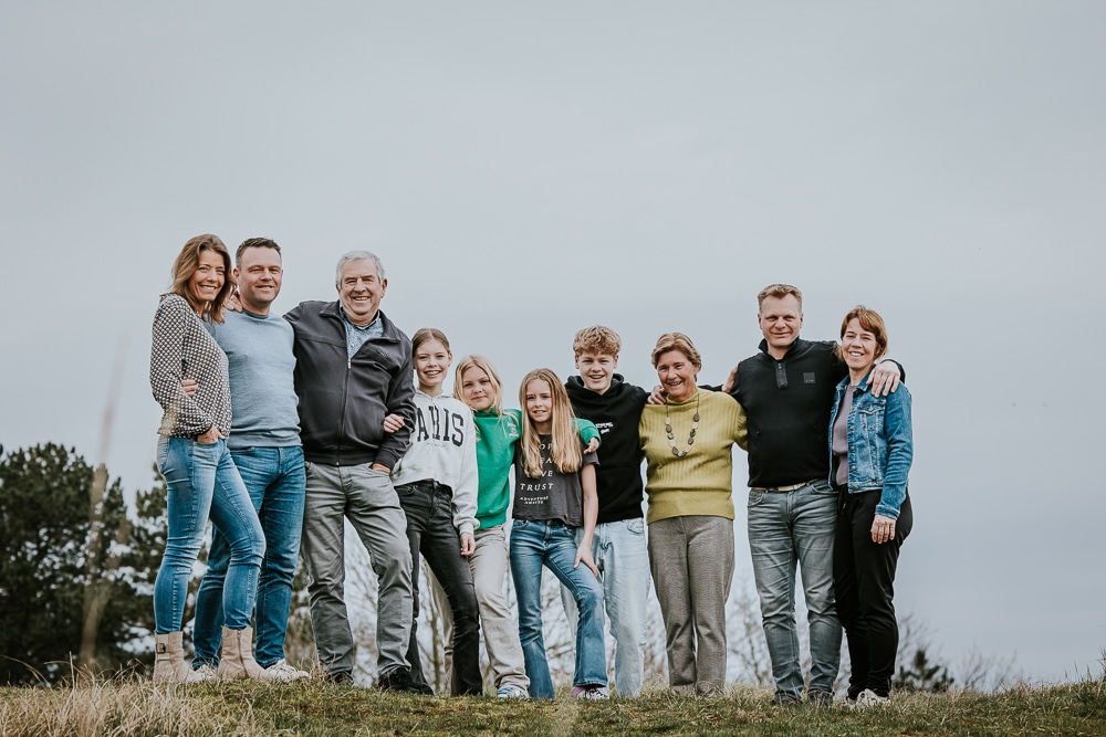 Familieportret op Schiermonnikoog door fotograaf Nickie Fotografie uit Friesland.