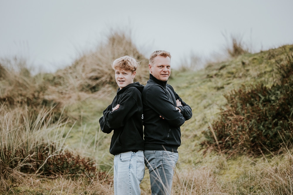 Portret van vader en zoon in de duinen door fotograaf Nickie Fotografie uit Friesland.
