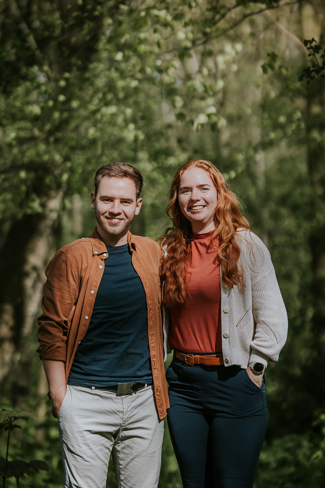 Portret van broer en zus in een klein natuurgebiedje in Leeuwarden door fotograaf Nickie Fotografie uit Friesland.