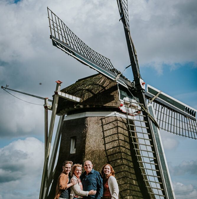 Fotoshoot Froskepôlle door fotograaf Nickie Fotografie uit Friesland. Gezin poseert voor de molen.