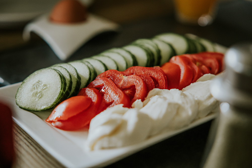 Gedekte lunchtafel met schijfjes komkommer, tomaat en mozarella. Fotoreportage door fotograaf Nickie Fotografie uit Friesland.