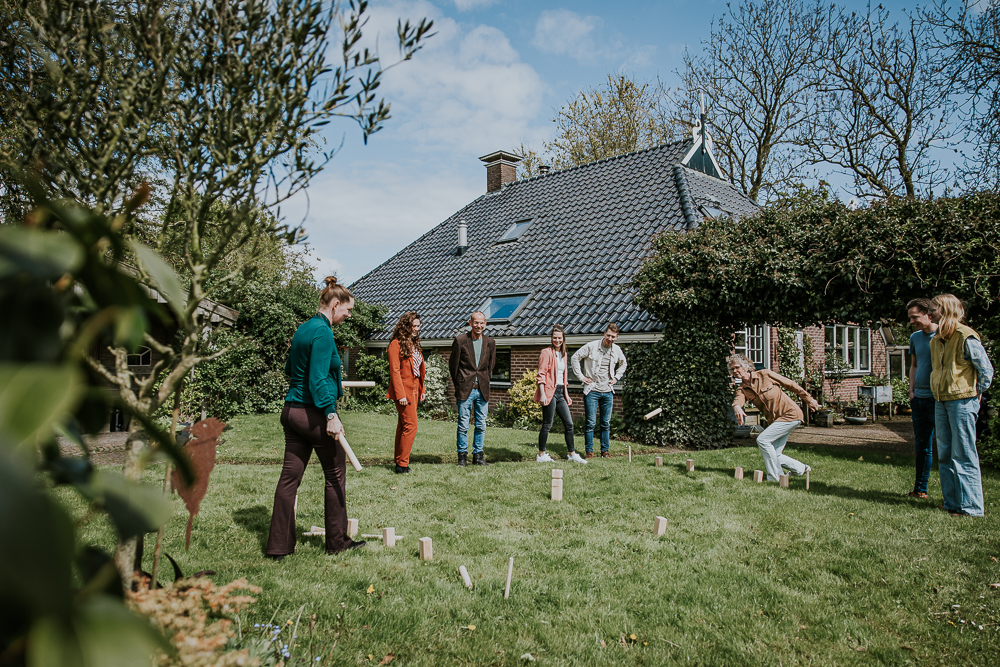 Ons gezin in Driesum. Kubbs spelen met de familie in de tuin. Lifestyle familie fotoreportage door fotograaf Nickie Fotografie uit Friesland.