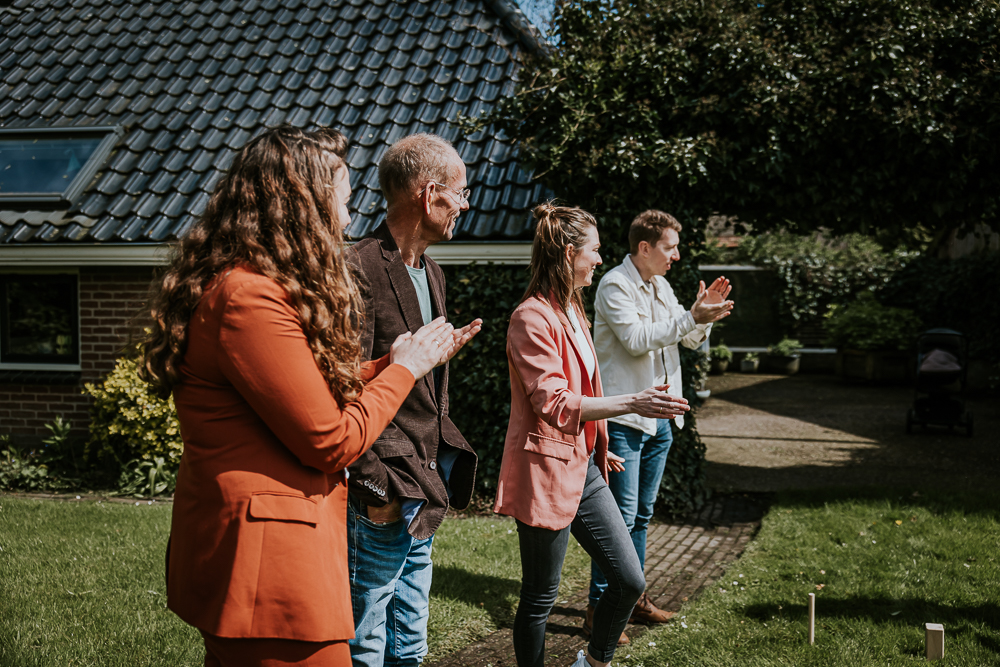 Enthousiaste toeschouwers bij het Kubbsspel. Ons gezin in Driesum, lifestyle gezinsshoot door fotograaf Nickie Fotografie uit Friesland.