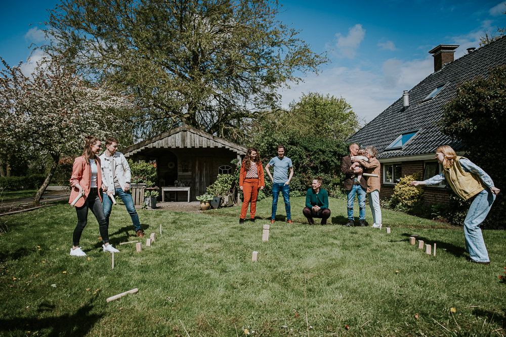 Lifestyle fotoshoot Friesland. Ons gezin in Driesum door fotograaf Nickie Fotografie. Met de familie Kubb spelen in de tuin.