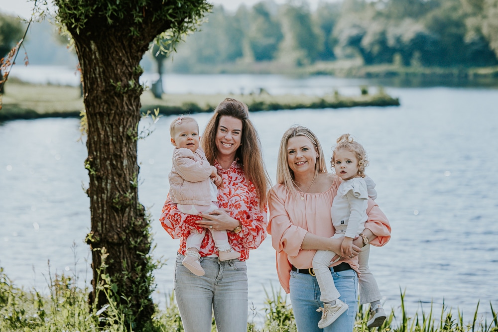 Portret van de zussen met hun dochters met op de achtergrond water. Portretfotografie door fotograaf Leeuwarden, Nickie Fotografie.