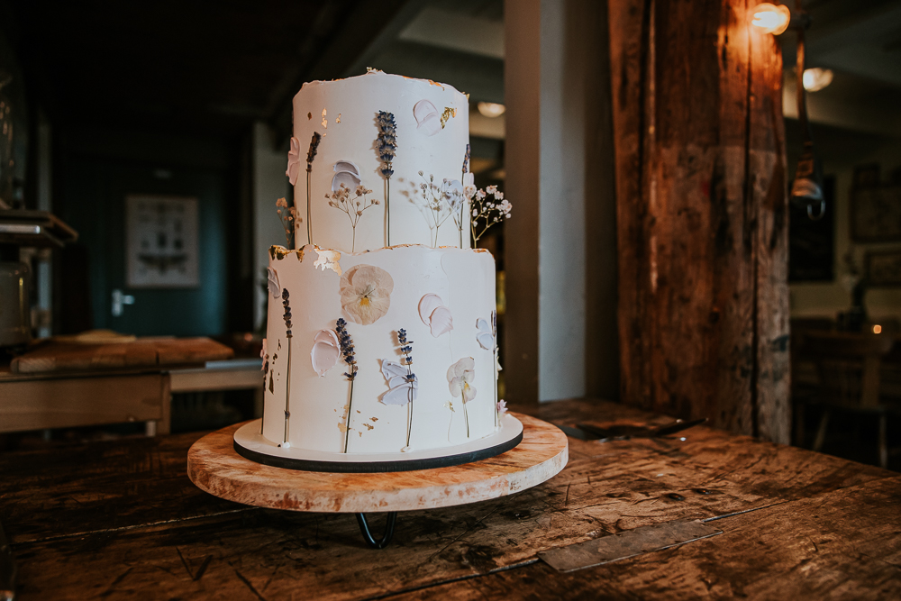 Bruidstaart, naked cake met echte bloemen. Huwelijksreportage door bruidsfotograaf Nickie Fotografie uit Friesland.