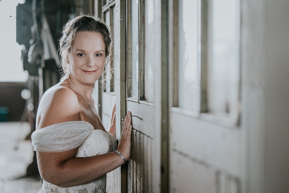 Trouwfotografie Friesland. Portret van de bruid in oude fabriek door trouwfotograaf Nickie Fotografie uit Friesland.