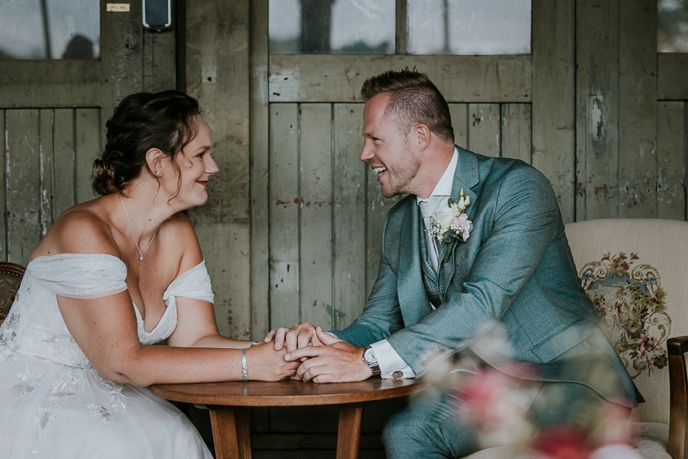 Fotoshoot Sluisfabriek Drachten. Intiem momentje tussen de bruid en bruidegom. Huwelijksfotografie door trouwfotograaf NIckie Fotografie uit Friesland.