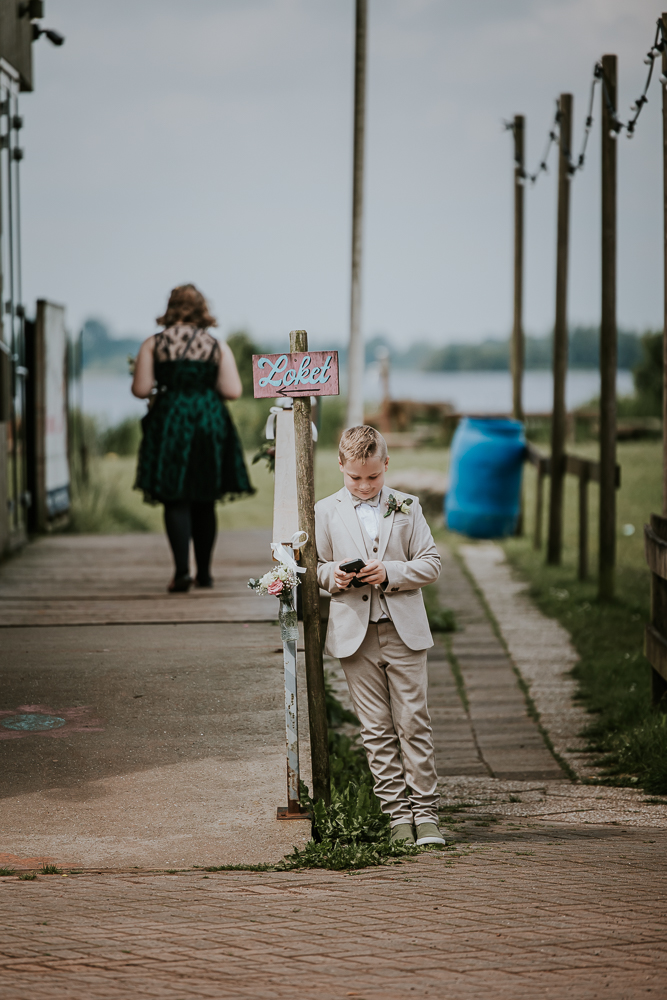 De bruidskinderen wachten op hun ouders bij Paviljoen de Leyen.