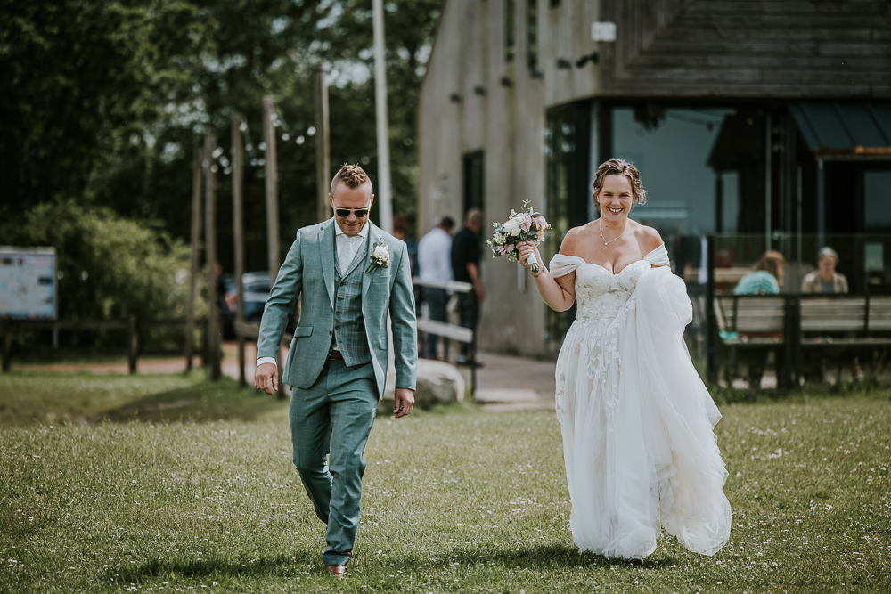 Trouwen bij de Leyen. Bruidspaar loopt over het gras. Trouwfotografie door huwelijksfotograaf Nickie Fotografie uit Friesland.