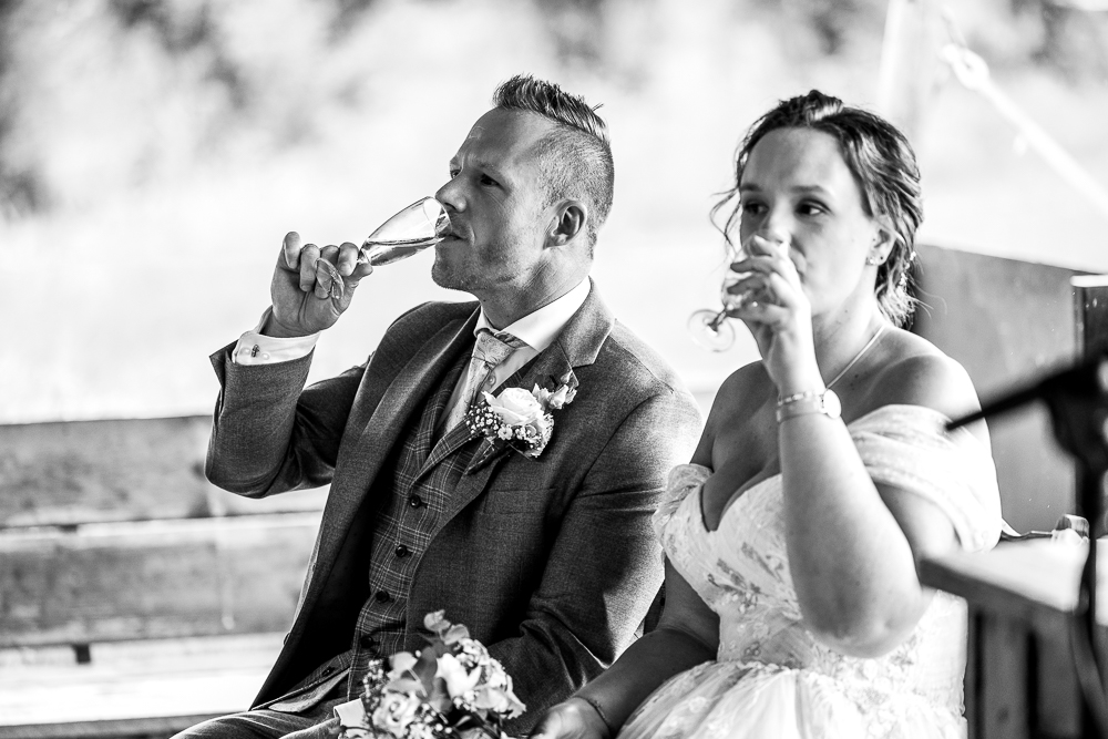 Het bruidspaar drinkt een glas champagne op hun trouwerij. Trouwshoot door bruidsfotograaf Nickie Fotografie uit Friesland.