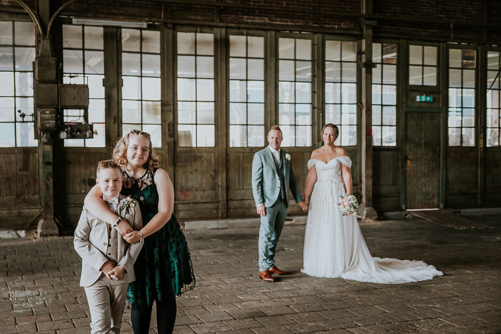 Fotograaf Drachten. Huwelijksfotografie in de Sluisfabriek door trouwfotograaf Nickie Fotografie uit Friesland. Gezinsportret in de grote hal.