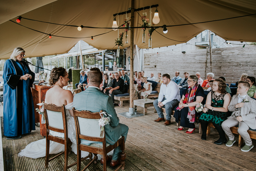 Trouwen in de tent bij paviljoen de Leyen. Een moment tijdens de trouwceremonie. Huwelijksreportage door trouwfotograaf Nickie Fotografie uit Friesland.