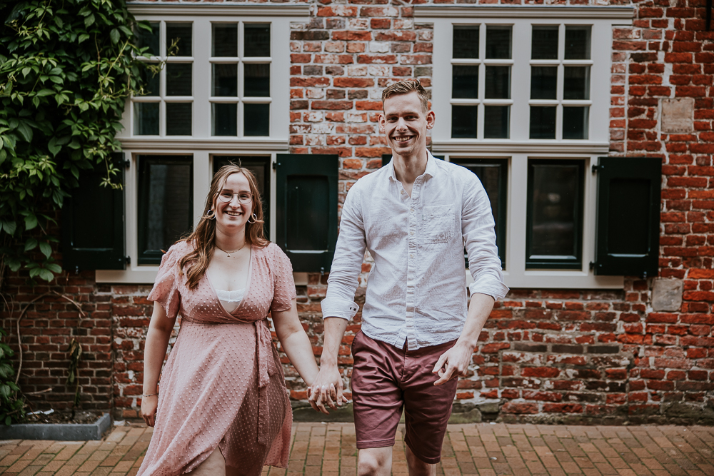 Zwangerschapsshoot Dokkum door fotograaf Nickie Fotografie uit Friesland. Fotoshoot met de aanstaande ouders in de binnenstad.