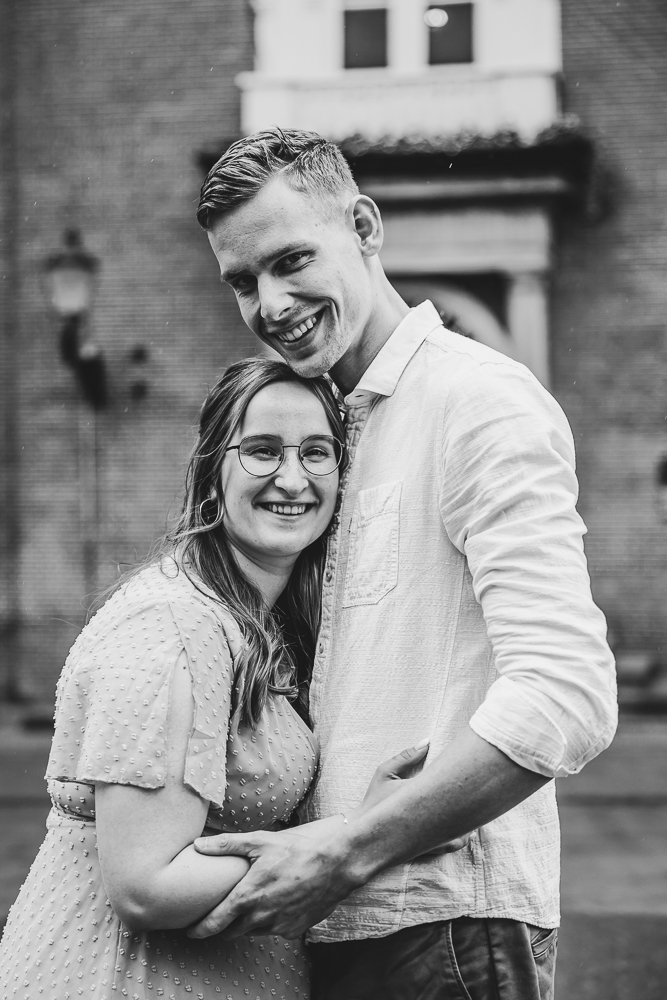 Loveshoot Friesland door fotograaf Nickie Fotografie uit Dokkum. Het stelletje poseert voor het oude Stadhuis.