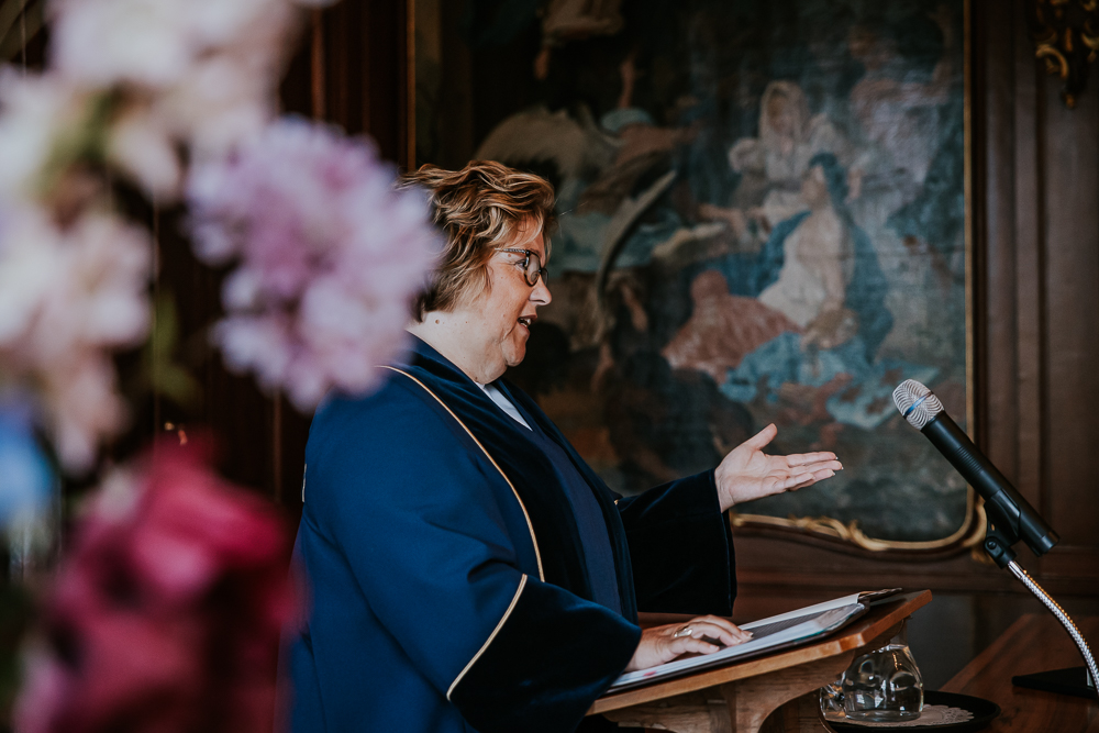 Babs Grieteke Bosgraaf tijdens de huwelijksceremonie. Bruidsfotografie door trouwfotograaf Nickie Fotografie uit Friesland.