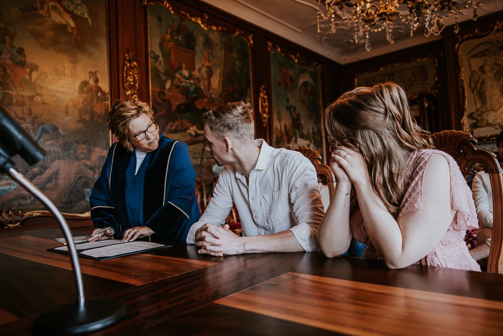 Het ondertekenen van de trouwakte in de prachtige trouwzaal van Dokkum Trouwfotografie door bruidsfotograaf Nickie Fotografie uit Friesland.