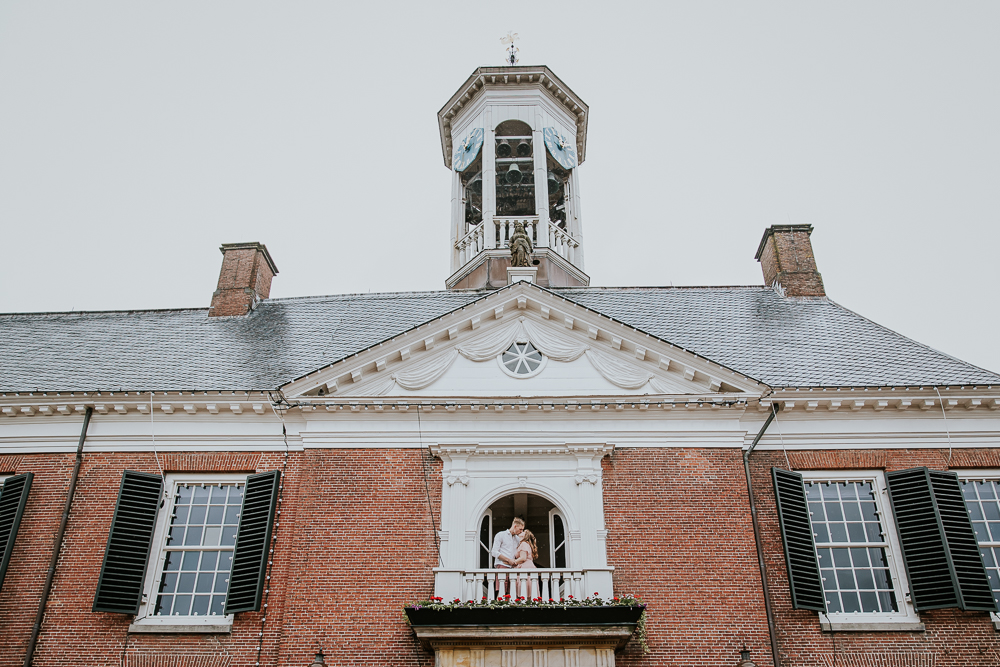 De balkonscene in het oude Stadhuis van Dokkum. Trouwreportage door huwelijksfotograaf Nickie Fotografie uit Friesland.