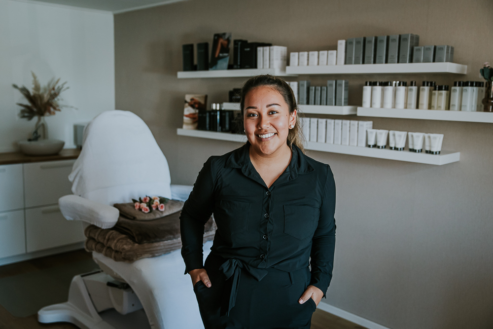 Portret van Viviana in haar schoonheidssalon te Holwerd. Bedrijfsshoot door bedrijfsfotograaf Nickie Fotografie uit Friesland.