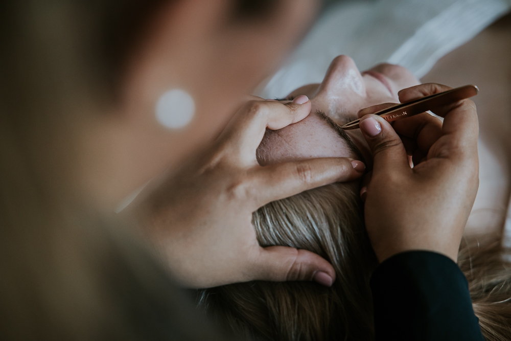 Brandingshoot van Moai by Viviana door bedrijfsfotograaf Nickie Fotografie uit Friesland. Viviana is de wenkbrauwen aan het epileren.