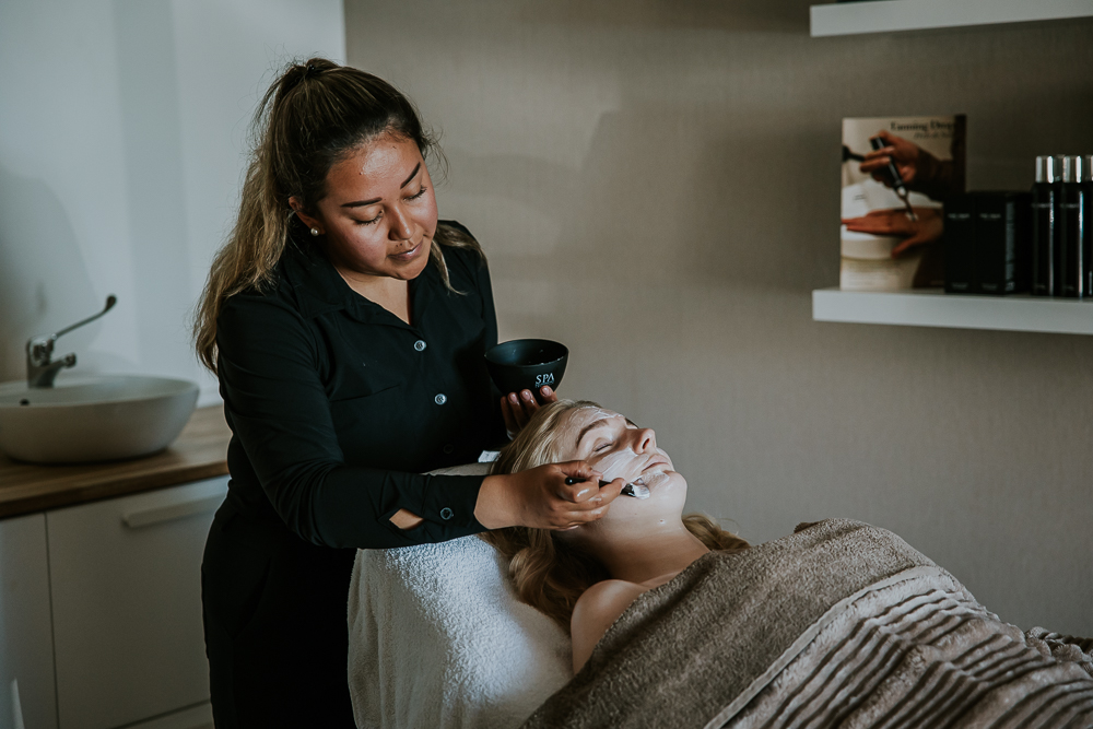 Fotograaf Friesland. Viviana is bezig met een gezichtsbehandeling in haar schoonheidssalon in Holwerd. Fotoshoot door Nickie Fotografie.