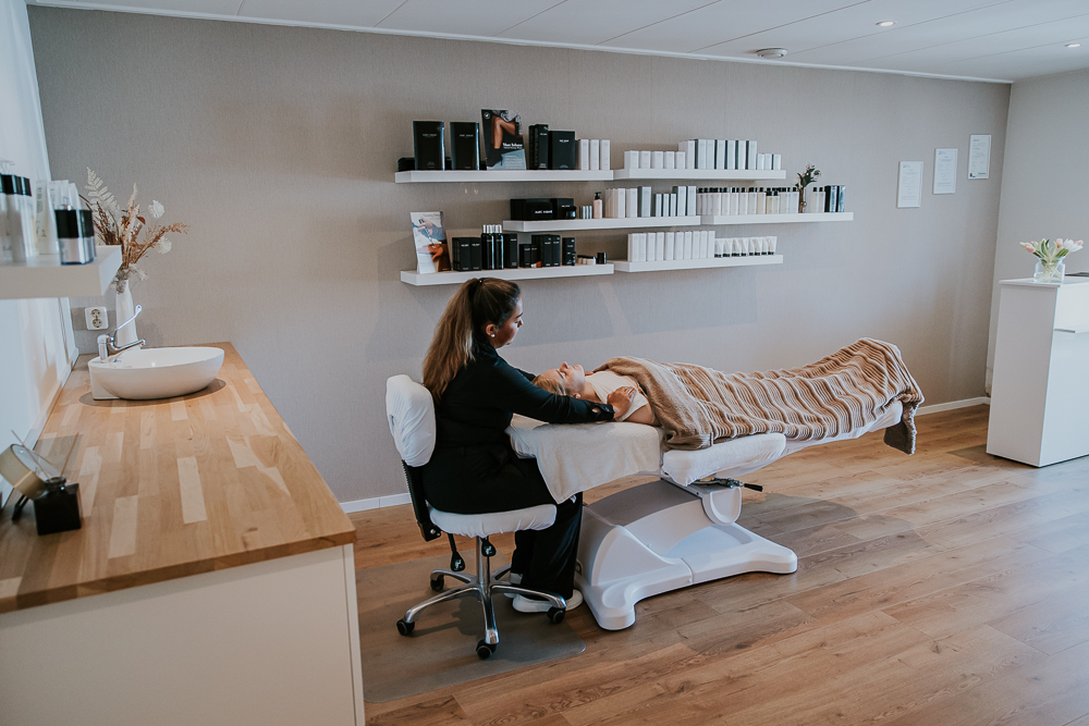 Viviana aan het werk in haar schoonheidssalon, Moai by Viviana, in Holwerd. Brandingshoot door brandingsfotograaf Nickie Fotografie uit Friesland.