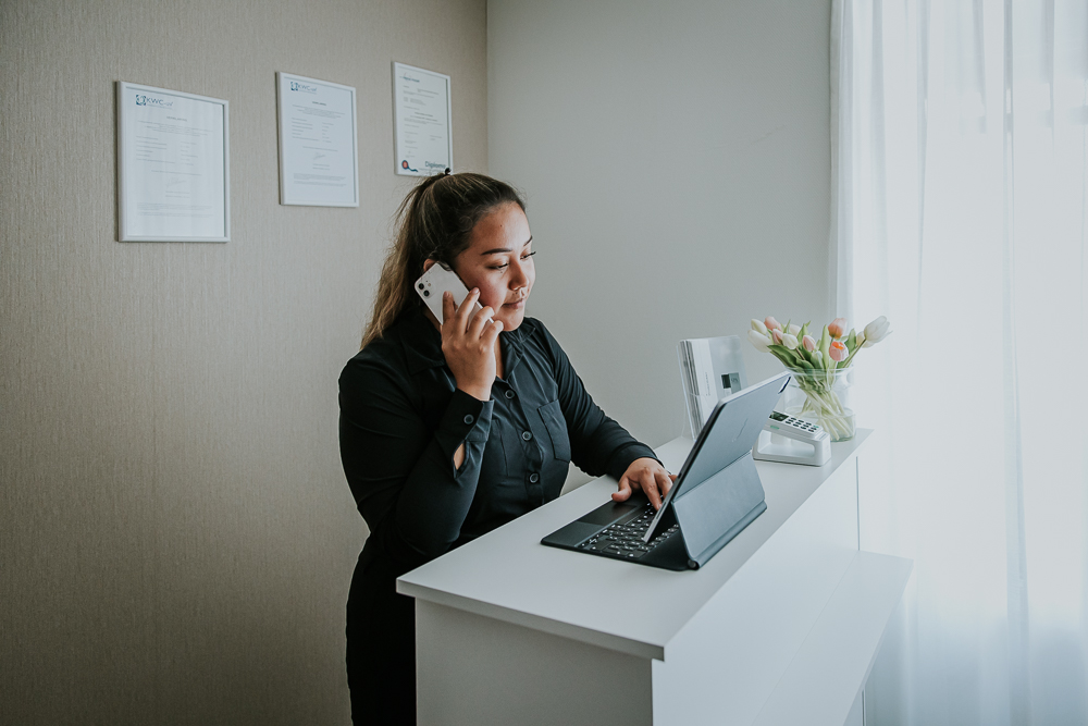 Fotograaf Friesland. Portret van Viviana, een afspraak makend aan de telefoon in haar schoonheidssalon door Nickie Fotografie.