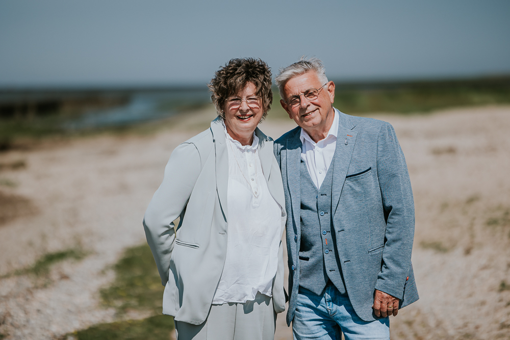 Fotograaf Friesland, Portret van opa en oma achter de dijk bij Paesens-Moddergat door Nickie Fotografie.