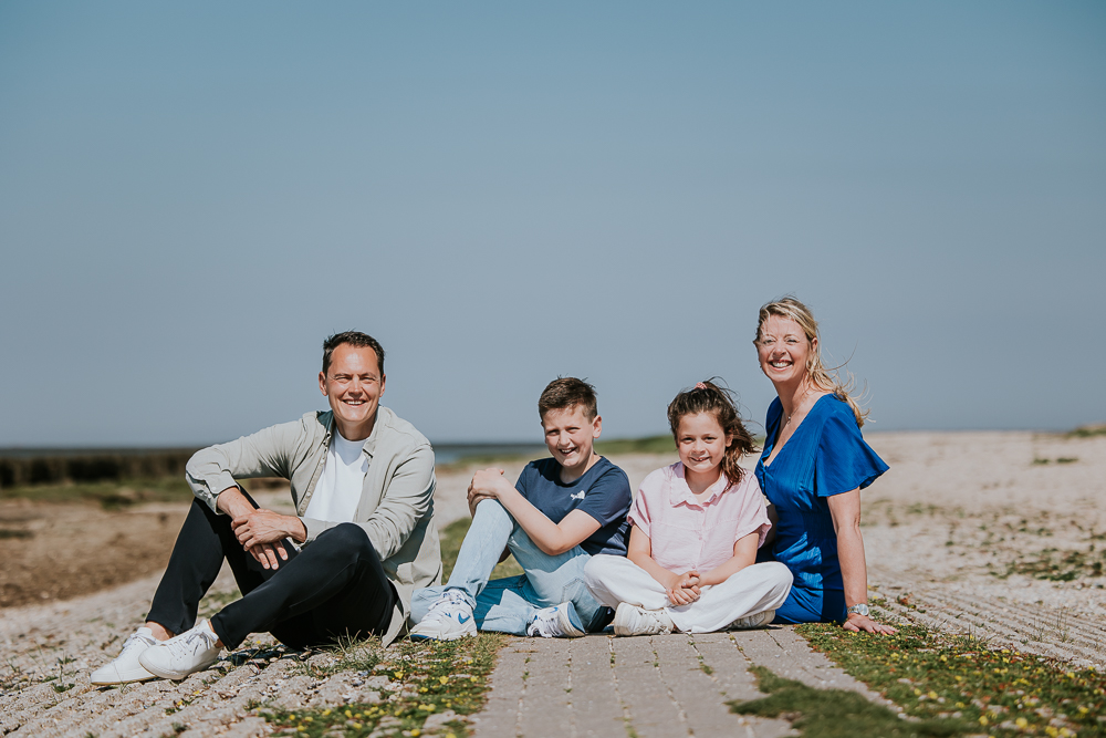 Fotograaf Dokkum. Gezinsportret achter de dijk bij de Waddenzee door Nickie Fotografie uit Friesland.