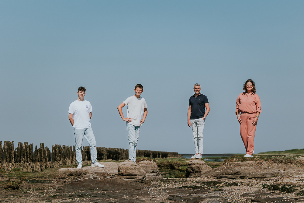 Fotograaf Friesland. Gezinsportret bij de Waddenzee door Nickie Fotografie.