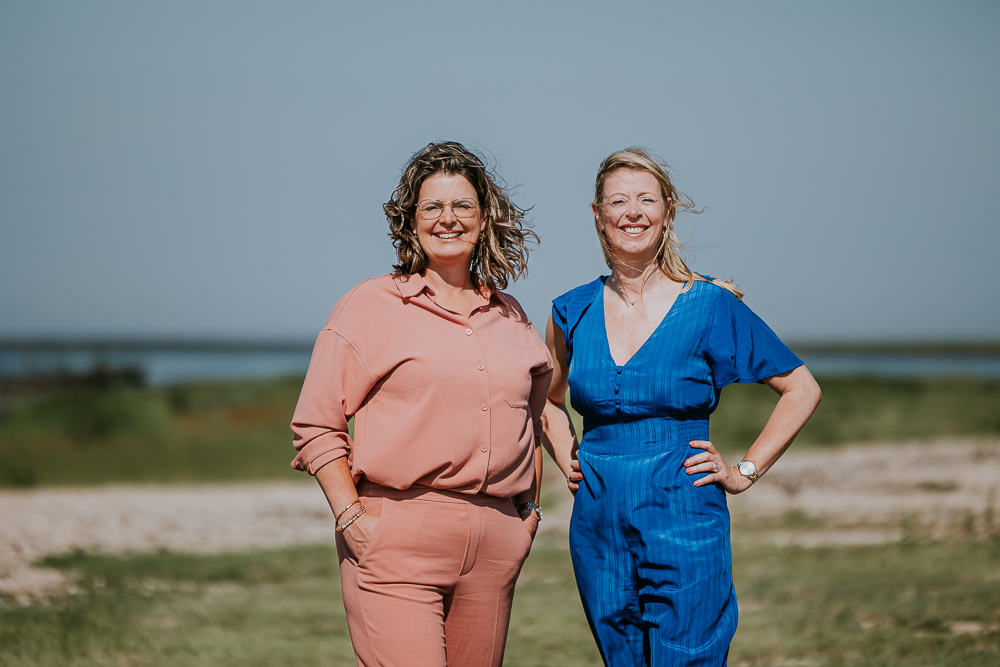 Fotograaf Dokkum. Portret van de zussen bij Paesens-Moddergat door Nickie Fotografie uit Friesland.