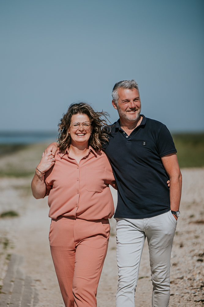 Fotograaf Friesland. Loveshoot bij de Waddenzee door Nickie Fotografie uit Dokkum.