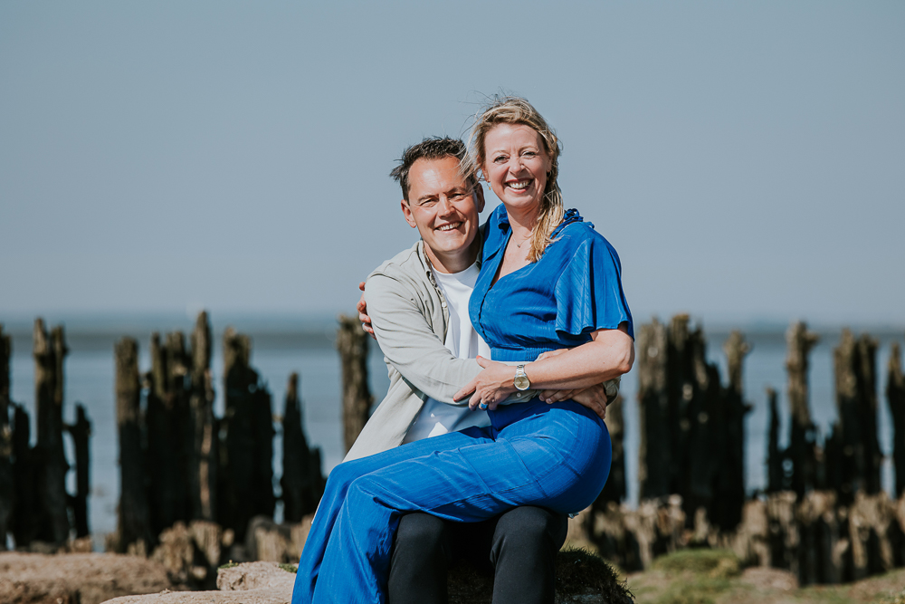 Portret bij de paaltjes van Paesens-Moddergat. Fotosessie Friesland door Nickie Fotografie.