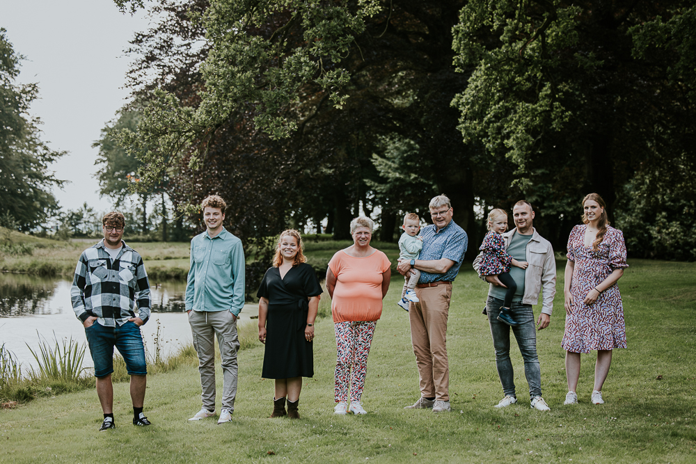 Familieportret in het park bij het water door fotograaf Nickie Fotografie uit Dokkum.