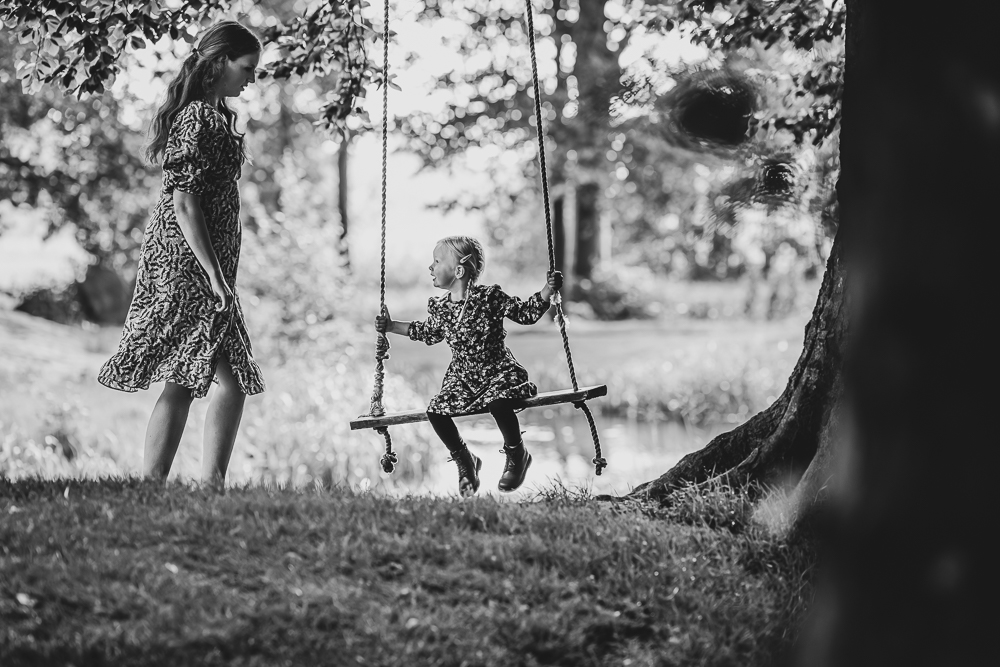 Fotograaf Friesland. Kindje op de schommel in het park van Stania State door Nickie Fotografie.