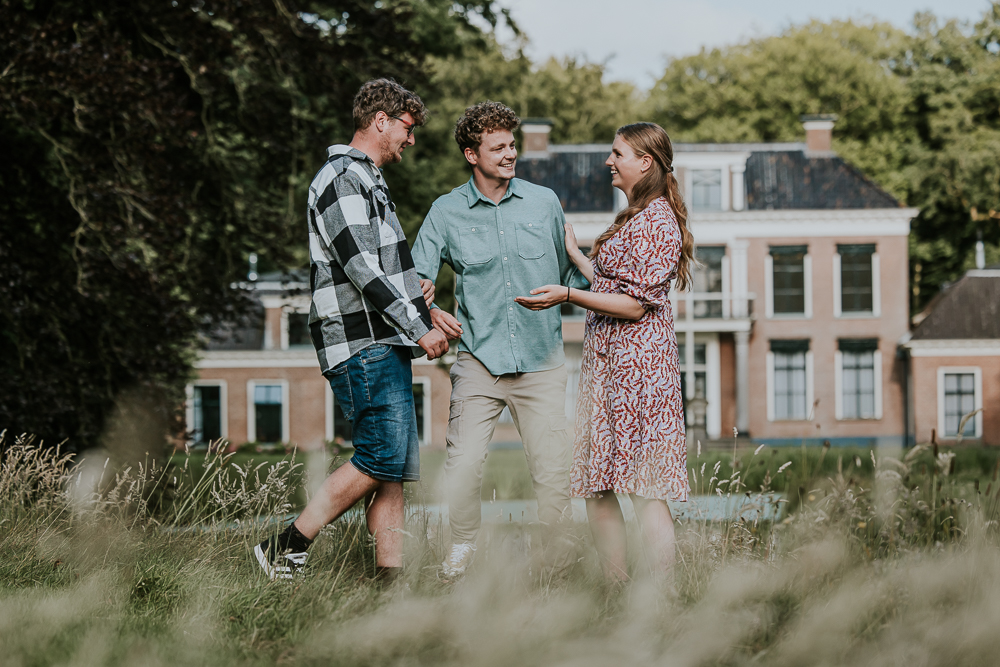 Fotograaf Friesland. Familieshoot bij Stania State. Vrolijk portret van de broers en zus door Nickie Fotografie.