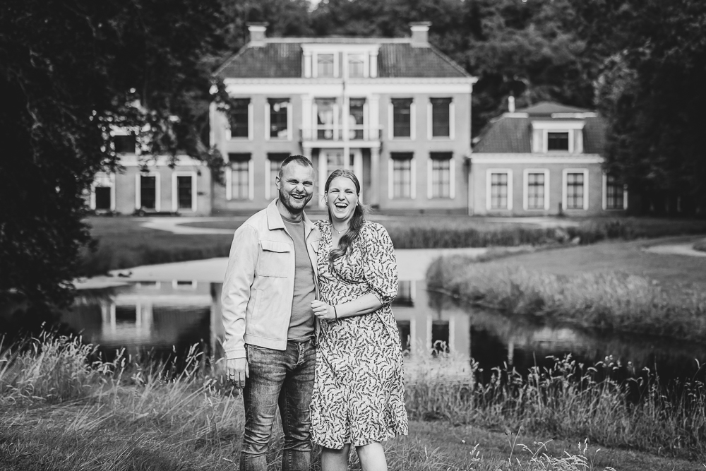 Fotograaf Friesland. Zwart-wit portret van de ouders voor de State van Stania State in Oenkerk door Nickie Fotografie.