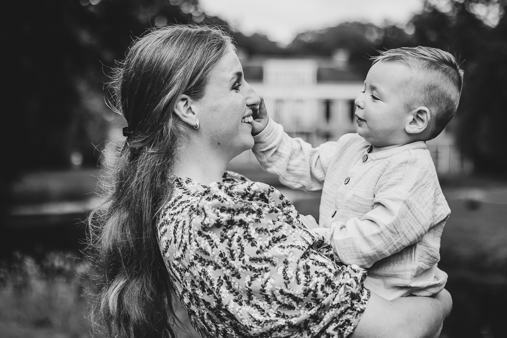 Fotograaf Dokkum. Moeder en zoontje spelen tuut met de neus. Gezinsfotografie door fotograaf NIckie Fotografie.