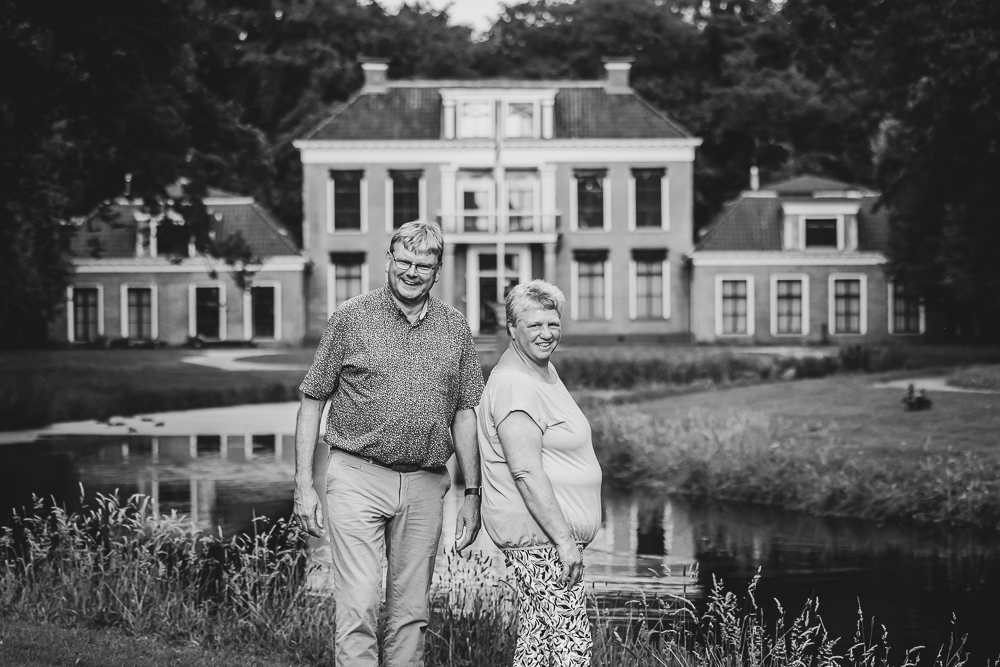 Familieshoot Stania State. Zwart-wit portret van de ouders voor de State door fotograaf Nickie Fotografie uit Friesland.