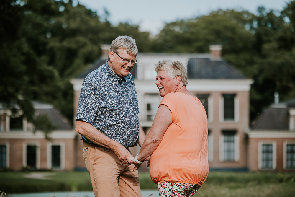 Portret van de ouders voor de State in Oenkerk. Portretfotografie door fotograaf Nickie Fotografie uit Friesland.